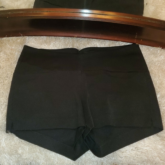 High Waist Textured Shorts - Picture 3 of 3